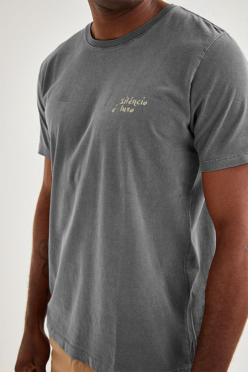Camiseta Silêncio é Luxo Chumbo