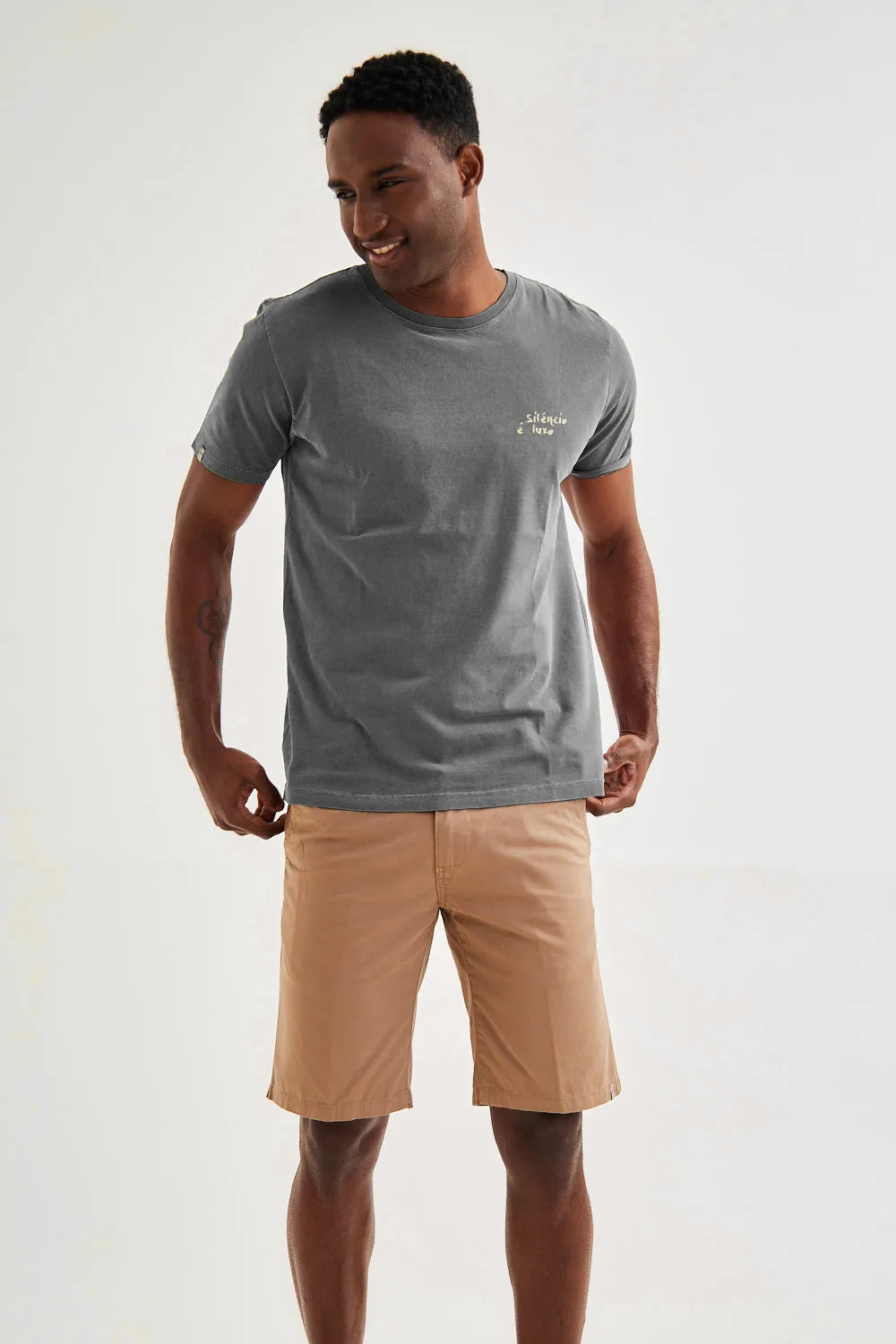Camiseta Silêncio é Luxo Chumbo