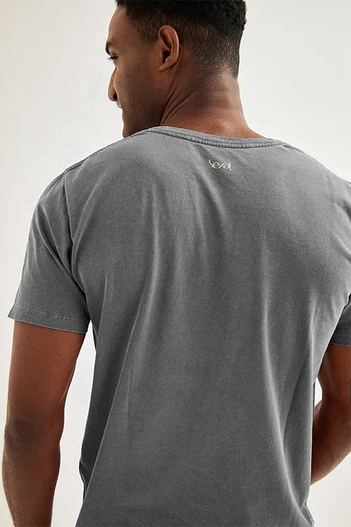 Camiseta Silêncio é Luxo Chumbo