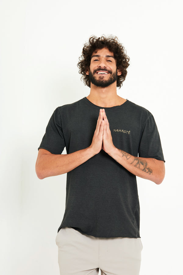Camiseta Corte a Fio Namastê  - Chumbo