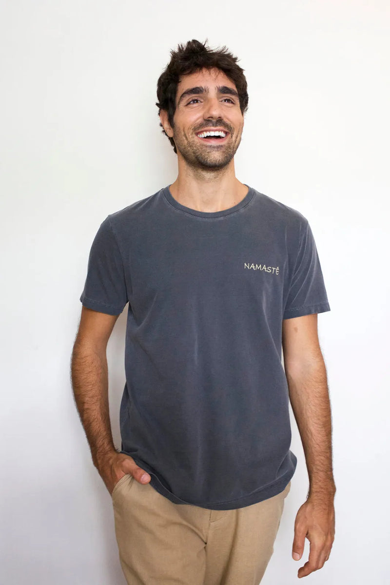 Camiseta Namastê Chumbo