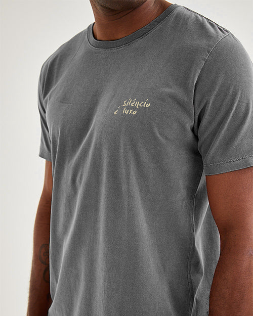 Camiseta Silêncio é Luxo Chumbo