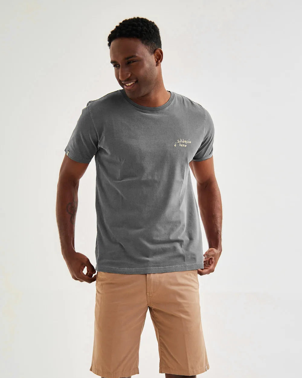 Camiseta Silêncio é Luxo Chumbo